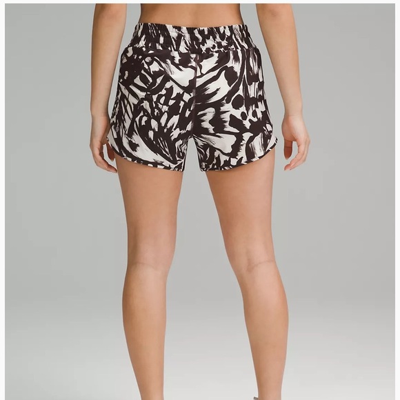 LULULEMON Hotty Hot High-Rise Lined Short 4" - Picture 3 of 8